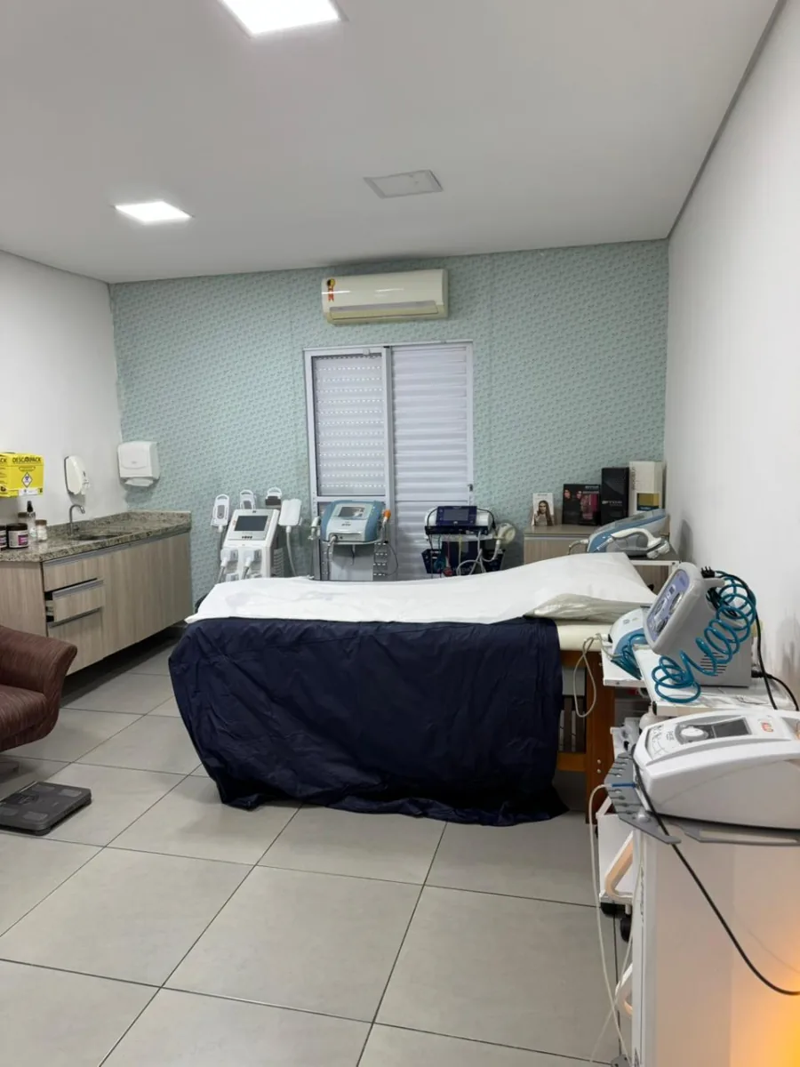 Sala com equipamentos de tecnologias estéticas