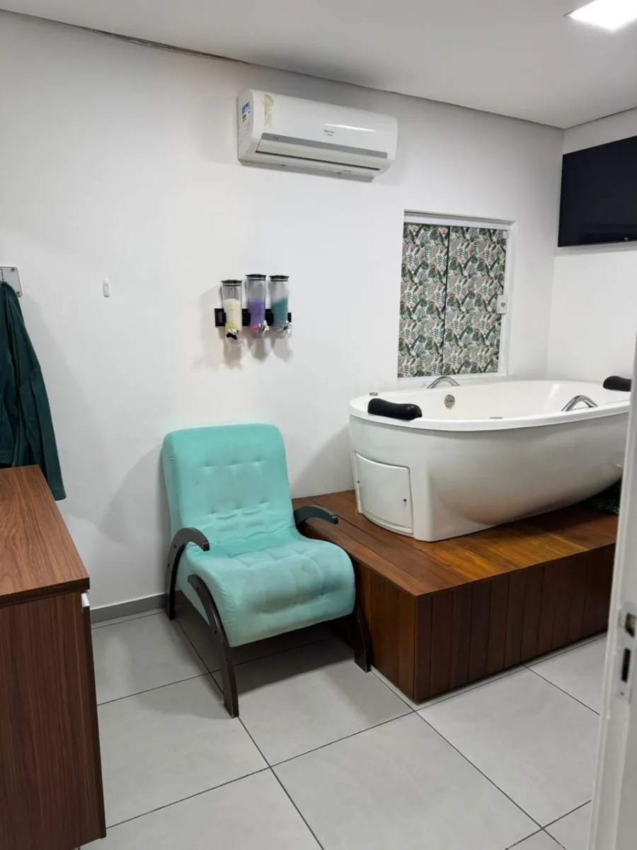 Sala com banheira de hidromassagem e área de relaxamento